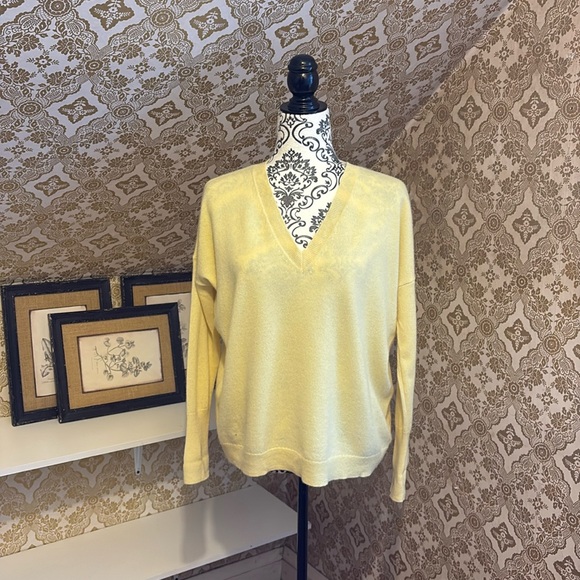 Light yellow J. Crew cashmere sweater oversized fit - Picture 1 of 9